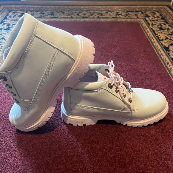 Timberland Women's Cream Boots with Pink Laces - Picture 3 of 12